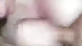 ربة منزل ممتلئة الصدر تُقبض عليها تلعب بكسها، ثم تُضاجع بعنف