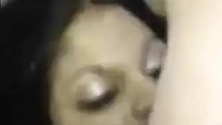 جلسة مباشرة ساخنة: فتاة نحيلة وقضيبها الكبير الشبيه بالجلد