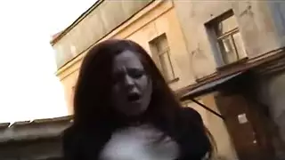 خيال جنس جماعي خارجي: عدة شباب يتناوبون عليها