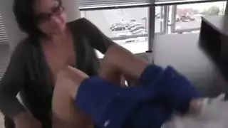 فتاة آسيوية صغيرة تلعب بفرجها المبلل أمام الكاميرا