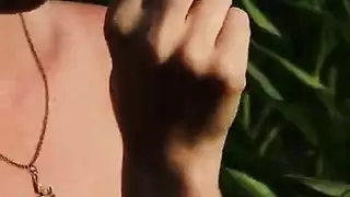 شابة تستمتع بصديقتها الناضجة في مشهد سحاقي صريح ومثير