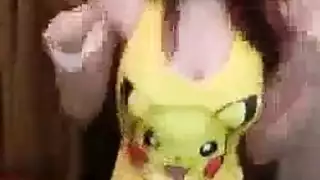 تقدم السيدات الفردية مغامرة جنسية برية بجانب حمام السباحة، بينما على الأريكة