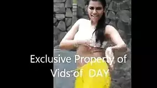 زوجة تتوق للقبض عليها وهي تأخذ قضيبًا كبيرًا أثناء الزواج