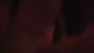 أم عربية ممتلئة الصدر تدفع دينها في غرفة النوم