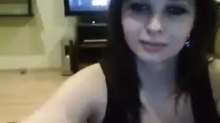 الفتاة الشوكولاتية الجذابة تستمتع بوضعية الكلب القاسية والقضم العنيف