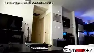 سمراء وشقراء ساخنتان تمارسان الجنس المثير على الأريكة