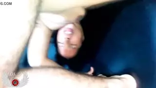 فتاة آسيوية ذات أثداء صغيرة تحب مص القضيب وأخذ الحمولات