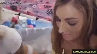 الولد ينيك اخت في الحام