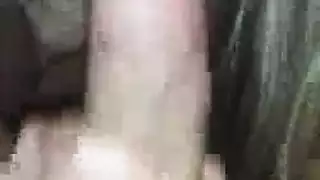 مص قاسي: جميلة طويلة الشعر تأخذ قضيبًا كبيرًا في حلقها