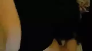 أم مثيرة تحصل على مؤخرتها ممزقة بقضيب مراهق