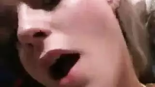 قزم شهواني يحصل على تمديد مؤخرتها الضيقة في جلسة تدليك xxx