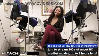 شاهد بينما يقوم الدكتور تامبا بإدارة هزات الجماع الشديدة من عصا هيتاشي للمراهقة المضطربة ميني روز في هذا الفيلم الإباحي الواقعي والمشبع بالبخار