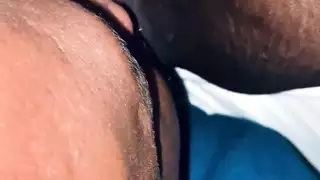 الملكة السمراء تحصل على لعق كسها المحلوق بقوة حتى تبلغ النشوة