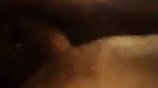 جميلة كبيرة الصدر تركب قضيبًا صلبًا وتفرك بظرها الحساس