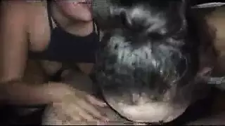 تدليل الشفاه بين الشقراوات المثارة يؤدي إلى لحس الفرج