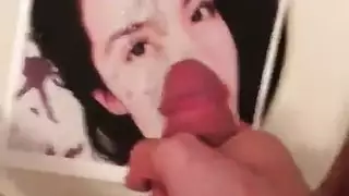 فتاة صغيرة تتعرى وتكشف كسها المبلل للجار