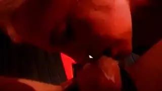 عاهرتان مثارتان: مداعبة سحاقية وجنس جماعي إباحي