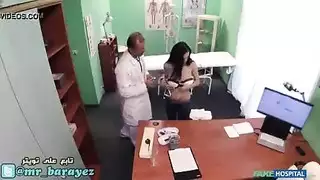 فحص طبي صعب: طبيب ينيك مريضته الناعمة بعمق