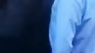 إباحية علنية: رجل ناضج يضغط على مؤخرة محجبة