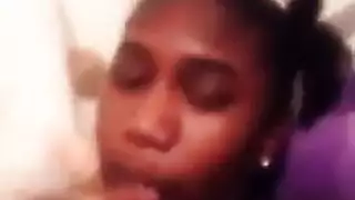 امي تحب مص اصابع قدمها