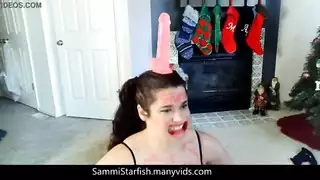 فتح الهدايا يتحول إلى فتح ملابس العمة