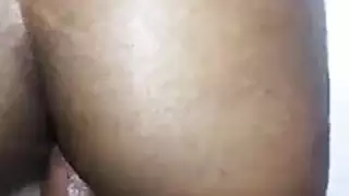 مراهقة نحيفة تمص قضيباً أسود كبيراً بمهارة