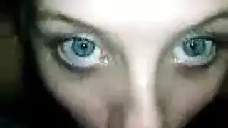 فتاة شقراء تأخذ جنسًا مزدوجًا بين الأعراق من فحول سود