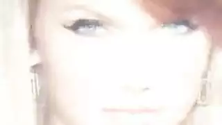 عاهرتان مثارتان تشاركان رفيقهما في غرفة في فعل لعق المؤخرة