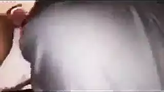 رجال سود يتشاركون سكرتيرة لتحقيق خيال جنسي جماعي